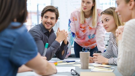 Junge Leute im Gespräch