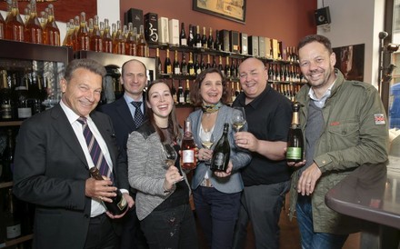 Rudolf Anzenhofer und eine gruppe Winzer