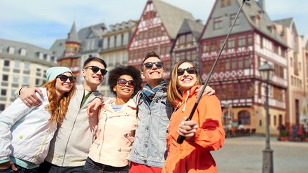 Gruppe von Touristen macht ein Selfie in Frankfurt