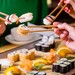 Junge Leute essen Sushi in Asia Restaurant