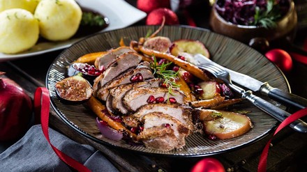 Weihnachtsbraten festlich angerichtet auf dem weihnachtlichen Tisch