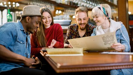 Junge Menschen schauen in Speisekarte