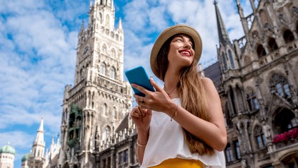 Frau steht vor dem Rathaus München