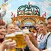 Gruppe auf dem Oktoberfest mit Bier