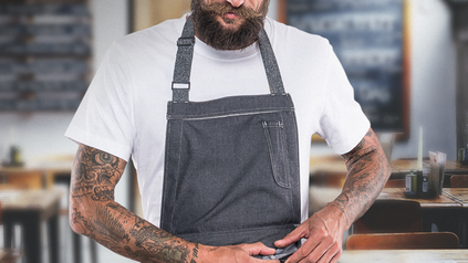 Gastronom mit Schürze