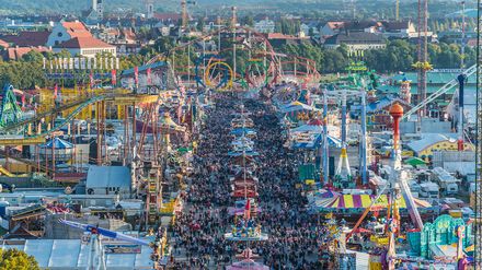 Kellnerin trägt Bier auf der Wiesn