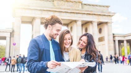 Junge Menschen vor dem Brandenburger Tor