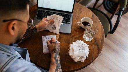 Gastronom bei der Abrechnung