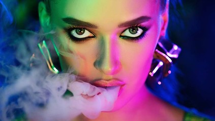 Eine Frau, die raucht