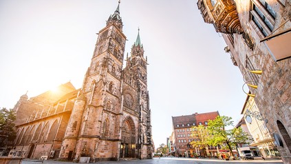 Blick auf eine Kirche in Nürnberg vor historischer Altstadtkulisse