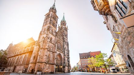 Blick auf eine Kirche in Nürnberg vor historischer Altstadtkulisse