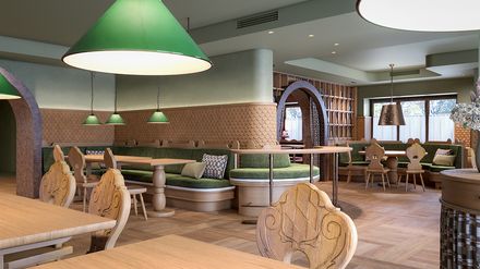 Blick in die neu geschaffene Isarstube im Alten Wirt Grünwald mit traditionell geprägter Inneneinrichtung und moderner Gestaltung.