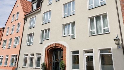 Außenfassade des ehemaligen Hotels Maakt in der Altstadt von Stralsund, das künftig als Dormero Hotel wiedereröffnet werden soll.