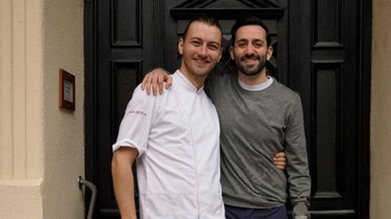 Francisco Corcoba und Küchenchef Julian Plochberger vor dem Eingang des Restaurants in München-Haidhausen