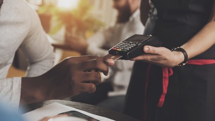 Mann steckt EC Karte in Lesegerät