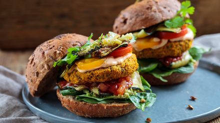 Veggie-Burger mit Gemüse und pflanzlichen Zutaten als Beispiel für Fleischalternativen