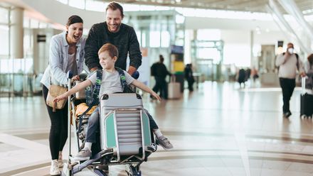 Familie am Flughafen