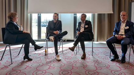 Podiumsdiskussion mit Theodor Gandenheimer, David Schad und Matthias Wirth auf der HDV-Frühjahrstagung 2026 in München.