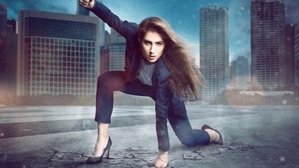 Frau in Superhelden-Pose