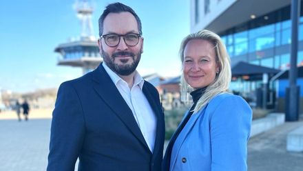 Michael Stahl-Wolf und Julia Haupt vor dem aja Resort Travemünde