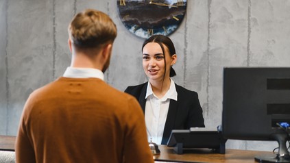 Gast an der Rezeption im Hotel