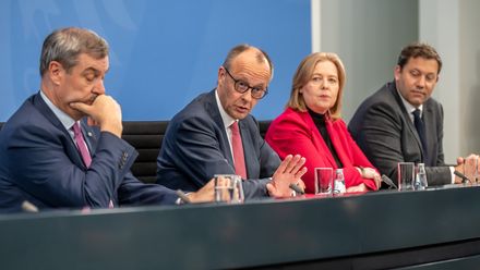 Markus Söder (CSU), Ministerpräsident von Bayern, Bundeskanzler Friedrich Merz (CDU), Bärbel Bas (SPD), Bundesarbeitsministerin und Co-Bundesvorsitzende der SPD, sowie Lars Klingbeil (SPD), Bundesfinanzminister und Co-Bundesvorsitzender der SPD