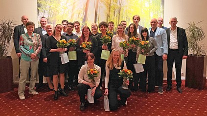 Die jahresbesten Auszubildenden der Ahorn Hotels & Resorts mit Generaldirektorin Judith Gellrich (links), den Hoteldirektorinnen und -direktoren sowie Maxim Czarny und Robin Bob aus der Inhaberfamilie bei der Preisverleihung des Azubi-Awards