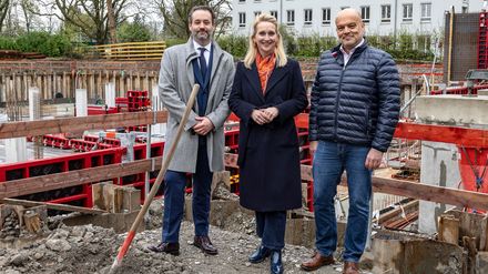 Sven J. Köllmann, geschäftsführender Gesellschafter der Fibona GmbH, Lindaus Oberbürgermeisterin Dr. Claudia Alfons & Armin Fäßlin, Leiter Schlüsselfertigbau, Kutter GmbH & Co. KG Bauunternehmung