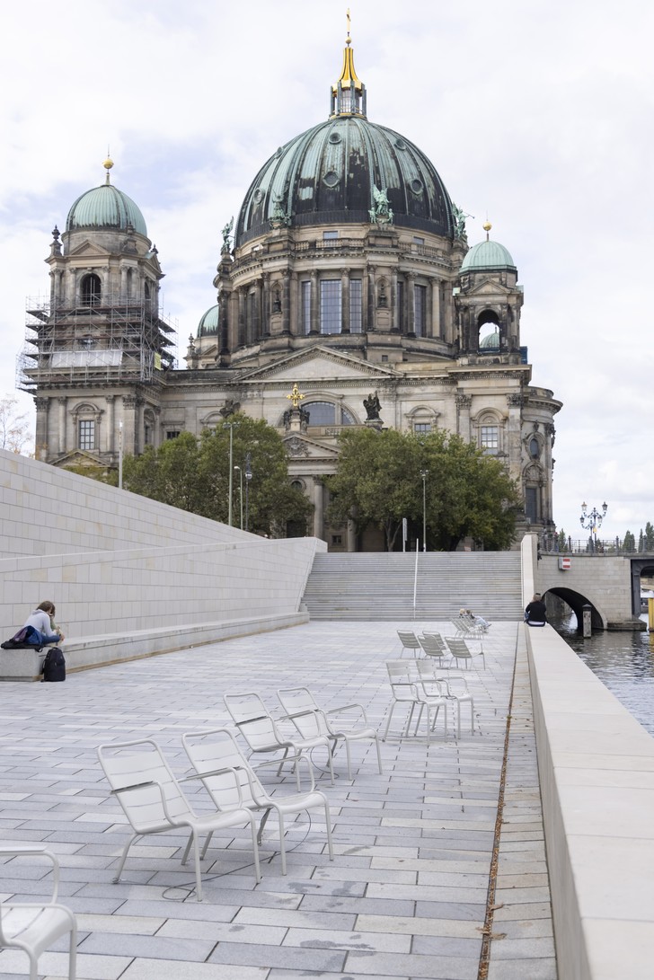 Sitzgelegenheiten am Berliner Humboldt Forum