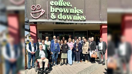Teilnehmer des GreenSign Inklusions Circle vor dem Café Coffee, Brownies & Downies in Oberursel