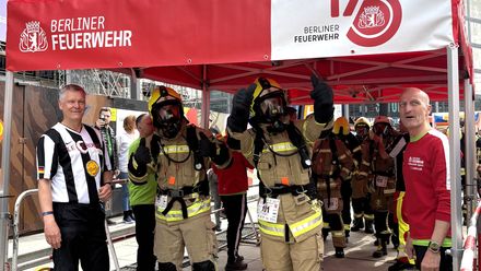 In voller Feuerwehr-Montur an den Start