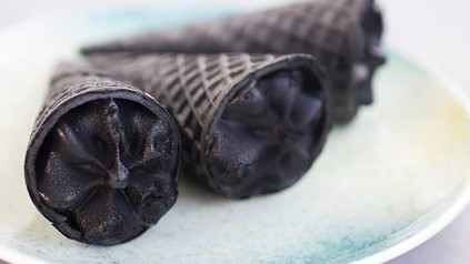 Drei Eiswaffeln mit schwarzem Softeis