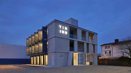Ein Tin Inn Hotel in der Außenansicht bei Abendstimmung