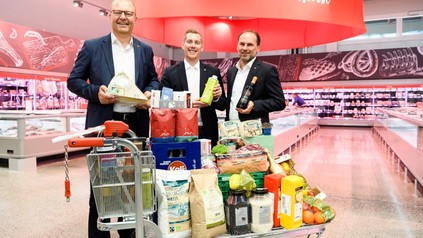 Manfred Hayböck, Thomas Panholzer und Manuel Gohm präsentieren Waren im neuen Großmarkt im Westen Österreichs