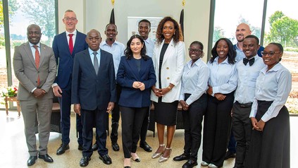 John K. Tuwei, Director International Projects State Department TVET, Sebastian Groth, Botschafter der Bundesrepublik Deutschland in Kenia, Samuel Waititu, Chief Principal, The Kiambu National Polytechnic (KINAP), Horst Bauernfeind, Projekt Manager, GIZ Kenia, Reem Alabali Radovan, Bundesministerin für Wirtschaftliche Entwicklung und Zusammenarbeit, Catherine Karanja, Geschäftsführerin Berufsbildung und Fachkräftesicherung, Horst Bauernfeind, Projekt Manager, GIZ Kenia, künftige Auszubildende.