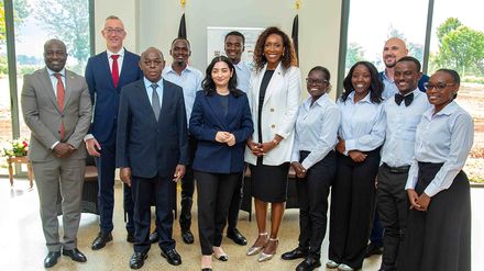 John K. Tuwei, Director International Projects State Department TVET, Sebastian Groth, Botschafter der Bundesrepublik Deutschland in Kenia, Samuel Waititu, Chief Principal, The Kiambu National Polytechnic (KINAP), Horst Bauernfeind, Projekt Manager, GIZ Kenia, Reem Alabali Radovan, Bundesministerin für Wirtschaftliche Entwicklung und Zusammenarbeit, Catherine Karanja, Geschäftsführerin Berufsbildung und Fachkräftesicherung, Horst Bauernfeind, Projekt Manager, GIZ Kenia, künftige Auszubildende.
