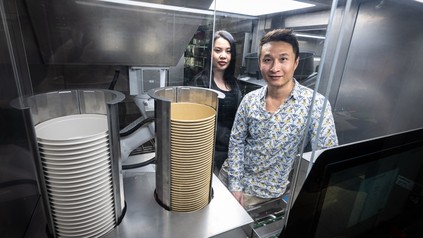 Thu Dinh und ihr Mann Hung Quach stehen in den Küche ihres vietnamesischen Restaurants "Vipho"
