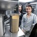 Thu Dinh und ihr Mann Hung Quach stehen in den Küche ihres vietnamesischen Restaurants "Vipho"