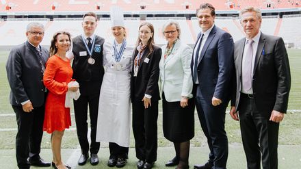 2. Vizepräsident DEHOGA Bayern Andreas Brunner, Geschäftsführerin DEHOGA Bundesverband Jana Schimke, Luca Paolo Scimia (Fachmann für Restaurants- und Veranstaltungsgastronomie), Annabell König (Köchin), Monja Sayer (Hotelfachfrau), DEHOGA Bayern-Präsidentin Angela Inselkammer, DEHOGA Bayern-Landesgeschäftsführer Dr. Thomas Geppert, Wettkampfleiter und Vorsitzender des Berufsbildungsausschusses Hans Schneider