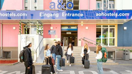 Jugendliche vor einem a&o Hostel
