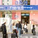 Jugendliche vor einem a&o Hostel