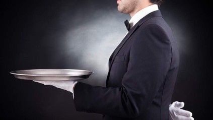 Kellner mit leeren Tablett in der Hand