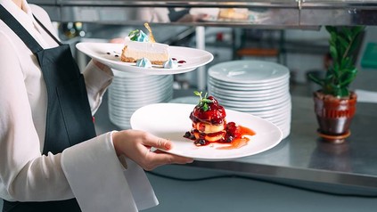 Eine Kellnerin mit Tablett in einem Restaurant