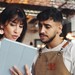 Restaurantteam bespricht am Tablet die Dienstplanung im Betrieb