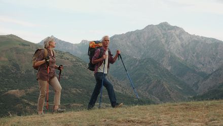 Zwei ältere Menchen auf Wanderung