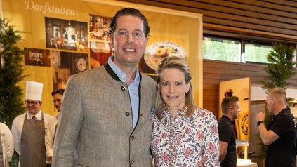 Britta und Hannes Bareiss bei der Jubiläumsveranstaltung des Hotel Bareiss in der Weißenbachhalle