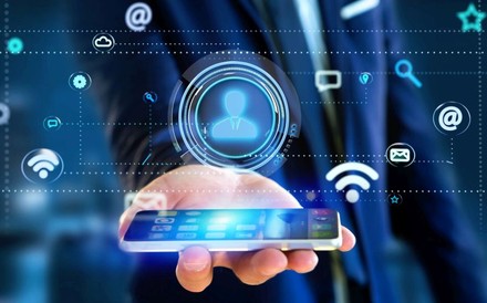 Ein Smartphone das diverse multimediale Logos zeigt