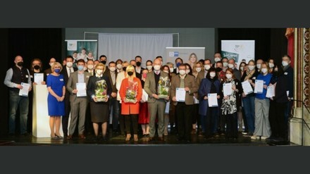 Der Ausbildungsbotschaftertag des bayerischen Gastgewerbes, unter anderem mit DEHOGA Bayern- Präsidentin Angela Inselkammer (Mitte, links) und Bayerns Staatsministerin für Familie, Arbeit und Soziales Carolina Trautner (Mitte). (Foto: © Dehoga Bayern)