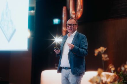Karl-Heinz Land spricht beim Fair Job Hotels Partnertreffen 2026 auf der Bühne über Digitalisierung, künstliche Intelligenz und die Zukunft von Unternehmen.