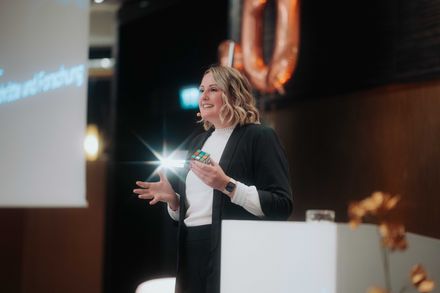 Carina Windau spricht beim Fair Job Hotels Partnertreffen 2026 auf der Bühne über Führung und künstliche Intelligenz.